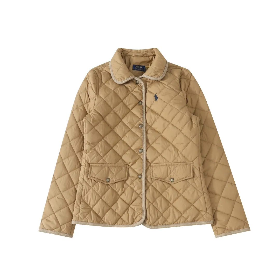 P350 #R53 Ralph Lauren Diamond Quilted Cotton Clothes Women's Tops Retro college style, classic diamond quilting, retro and warmth coexist. When delicate quilting stitches meet the three-dimensional diamond pattern, a warm cotton jacket with a college atmosphere. Exquisite details interpret autumn and winter textured outfits. 4-color versatile style, easy to control various occasions. Black classic｜Low-key high-end that never goes wrong Navy blue is calm | Quiet and intellectual temperament; Khaki is gentle | Creates a warm retro atmosphere; White is fresh | A touch of light halo in winter. Ingenuity is evident in the details, and the quality is at your fingertips. Customized metal buttons embellish the placket. Exquisite embroidery on the chest highlights the brand genes. 120g high-fill cotton is evenly filled. Commuting scene: Pair with straight trousers + loafers. Casual everyday: layered knitted skirt + short boots. College style: combination of jeans + canvas shoes. This winter, let the diamond pattern add elegance to you. Use a classic cotton coat to write your own retro fashion narrative. Color: Navy blue, black, white, khaki. Size: S M L XL. Bust: 107 111 115 119. Length: 65 66 67 68 Sleeve length: 64 64 64 64 Shoulder width: 42 43 44 45 S size: recommended within 100 catties M size: recommended within 120 catties L size: recommended within 140 catties XL size: recommended within 160 catties